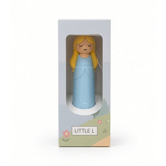 La linterna Little L es mucho más que una luz: es una compañera fiel para los momentos mágicos de la infancia. Su forma de PRINCESA adorable y su tacto suave la convierten en un objeto querido, perfecto para acompañar cuentos, juegos secretos o calmar la noche.