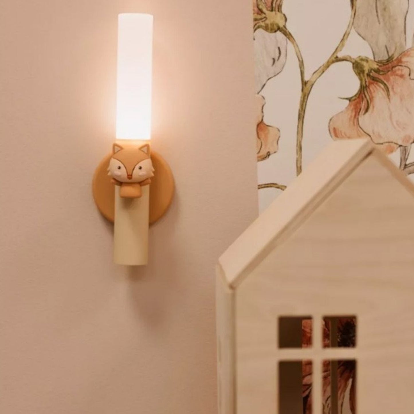 Luz Nocturna Zorrito 3 en 1 (Portátil y Recargable)

Esta encantadora&nbsp;luz nocturna con forma de zorrito aporta seguridad, confort y diversión. Su diseño inteligente $3 \text{ en } 1$ la adapta a cada momento del día y la noche, siendo la compañera ideal para el descanso y las aventuras nocturnas.