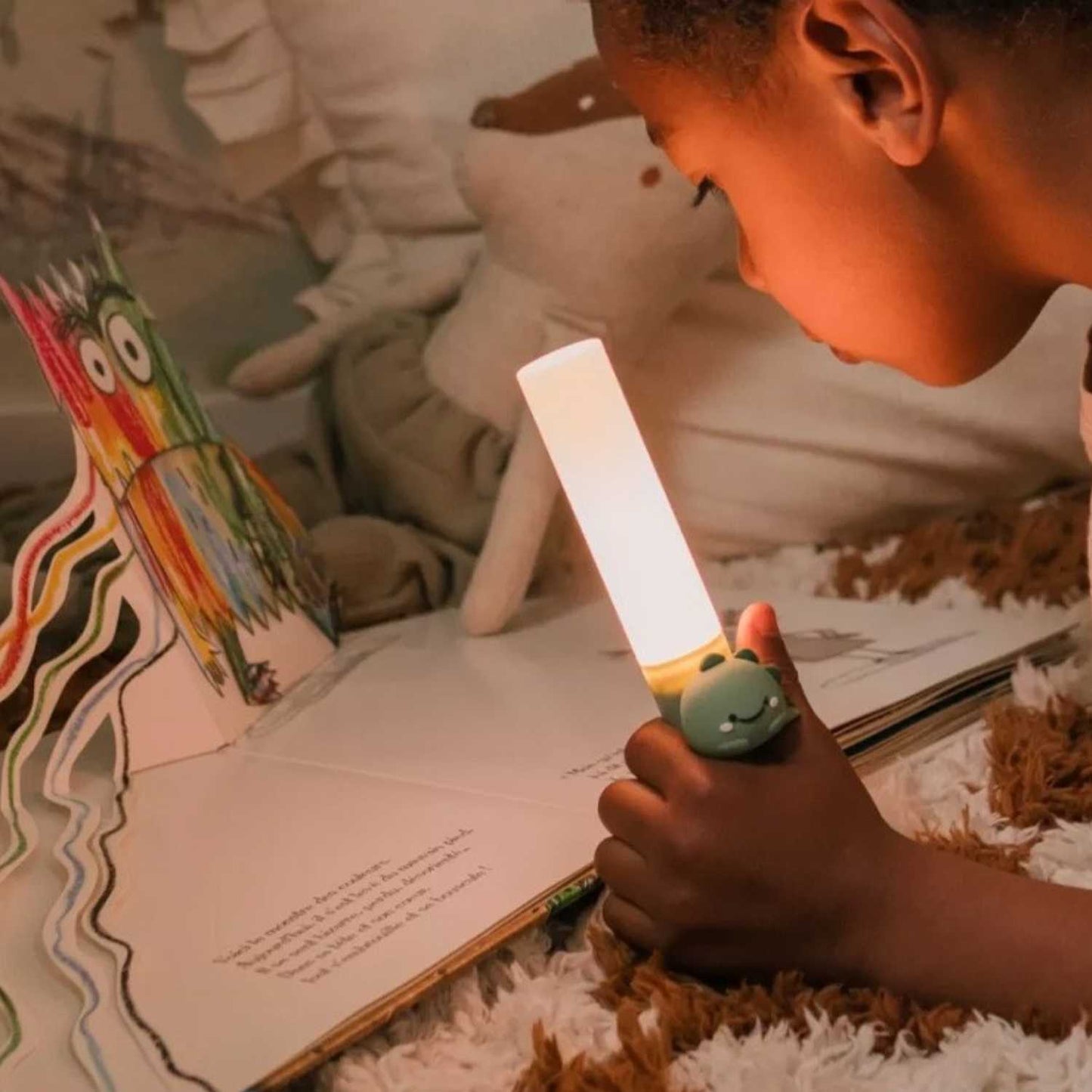 uz Nocturna Dinosaurio 3 en 1 (Portátil y Recargable)

Esta adorable&nbsp;luz nocturna con forma de dinosaurio es el compañero perfecto para la noche. Su diseño proporciona la iluminación ideal para cada momento, desde la relajación hasta la lectura.