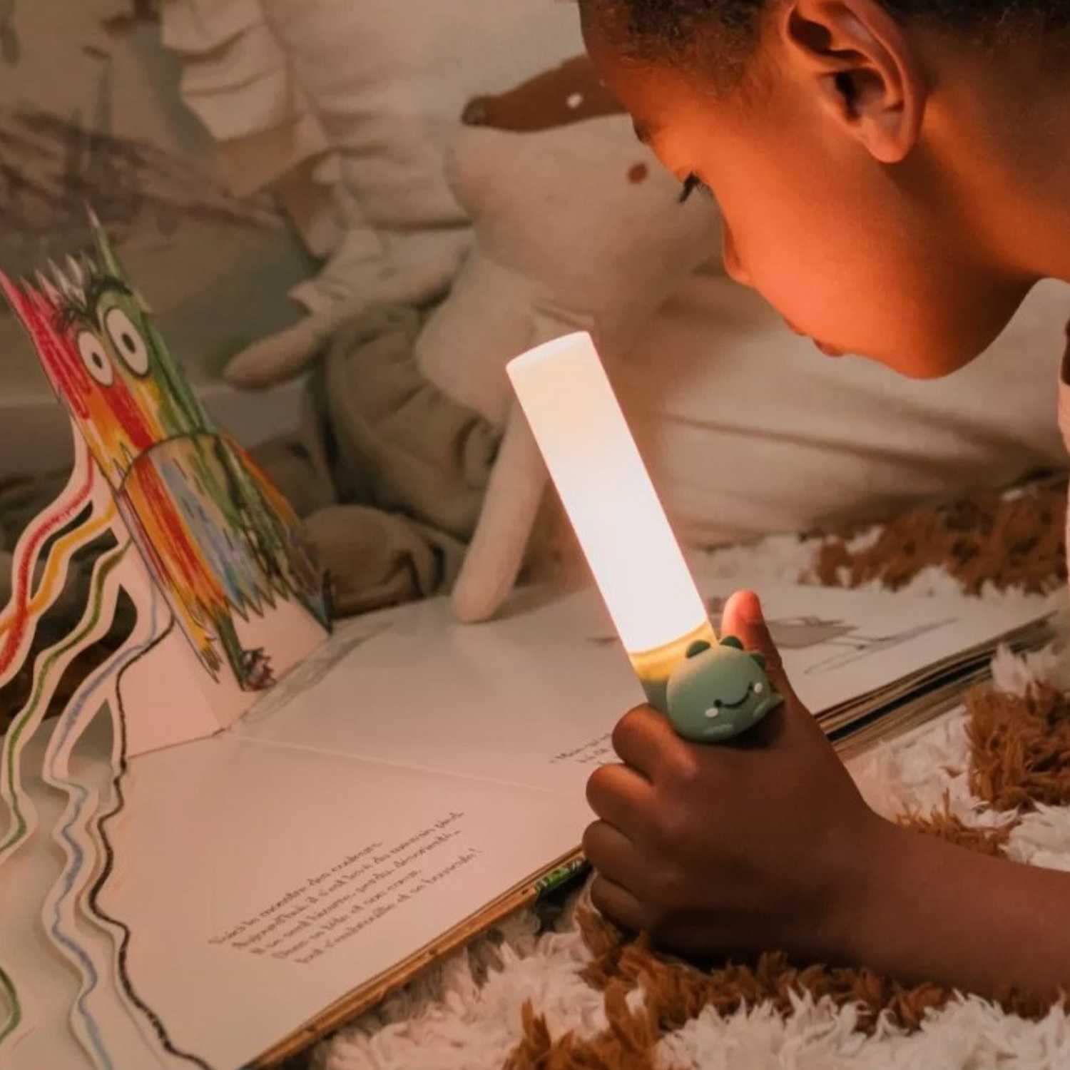 uz Nocturna Dinosaurio 3 en 1 (Portátil y Recargable)

Esta adorable&nbsp;luz nocturna con forma de dinosaurio es el compañero perfecto para la noche. Su diseño proporciona la iluminación ideal para cada momento, desde la relajación hasta la lectura.