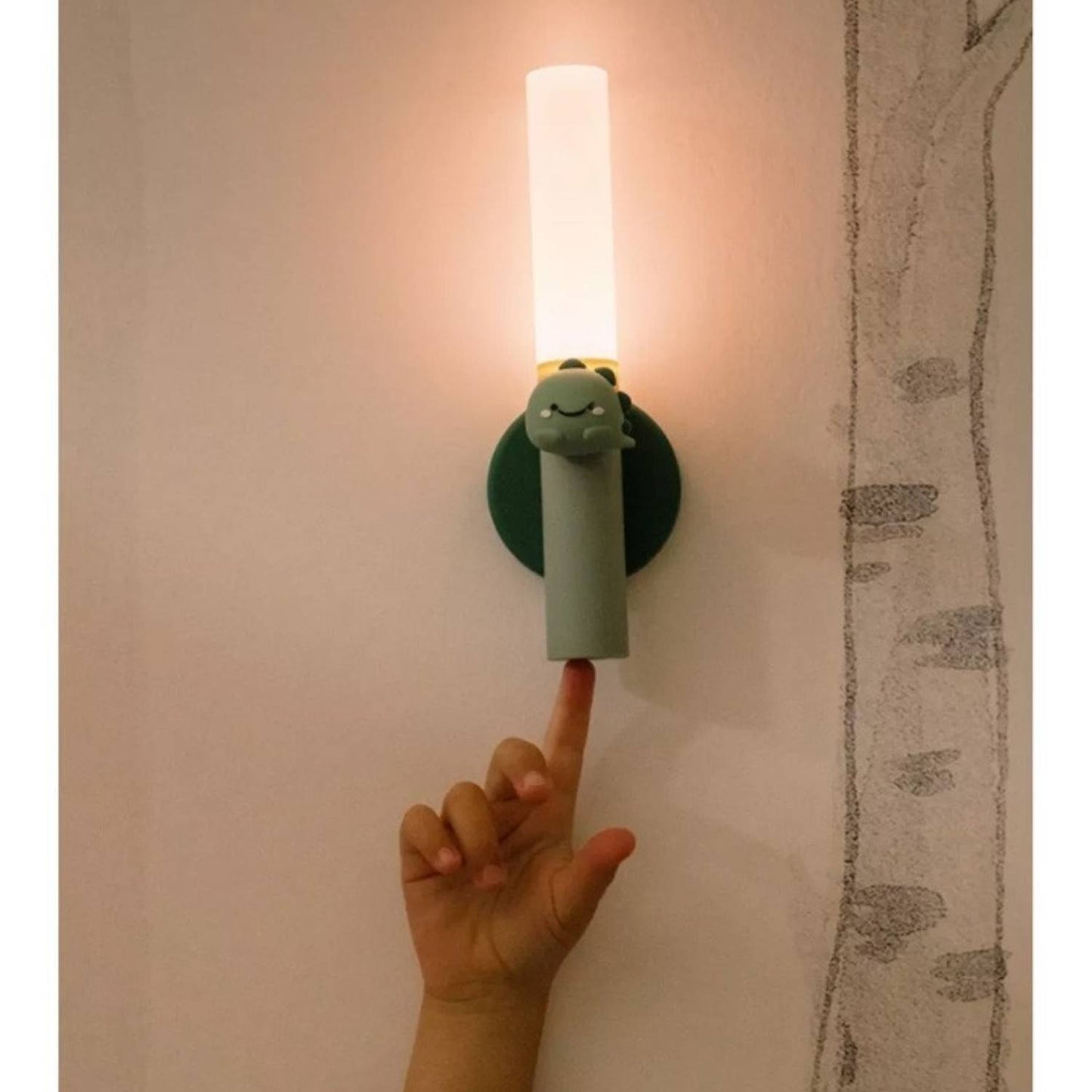 uz Nocturna Dinosaurio 3 en 1 (Portátil y Recargable)

Esta adorable&nbsp;luz nocturna con forma de dinosaurio es el compañero perfecto para la noche. Su diseño proporciona la iluminación ideal para cada momento, desde la relajación hasta la lectura.