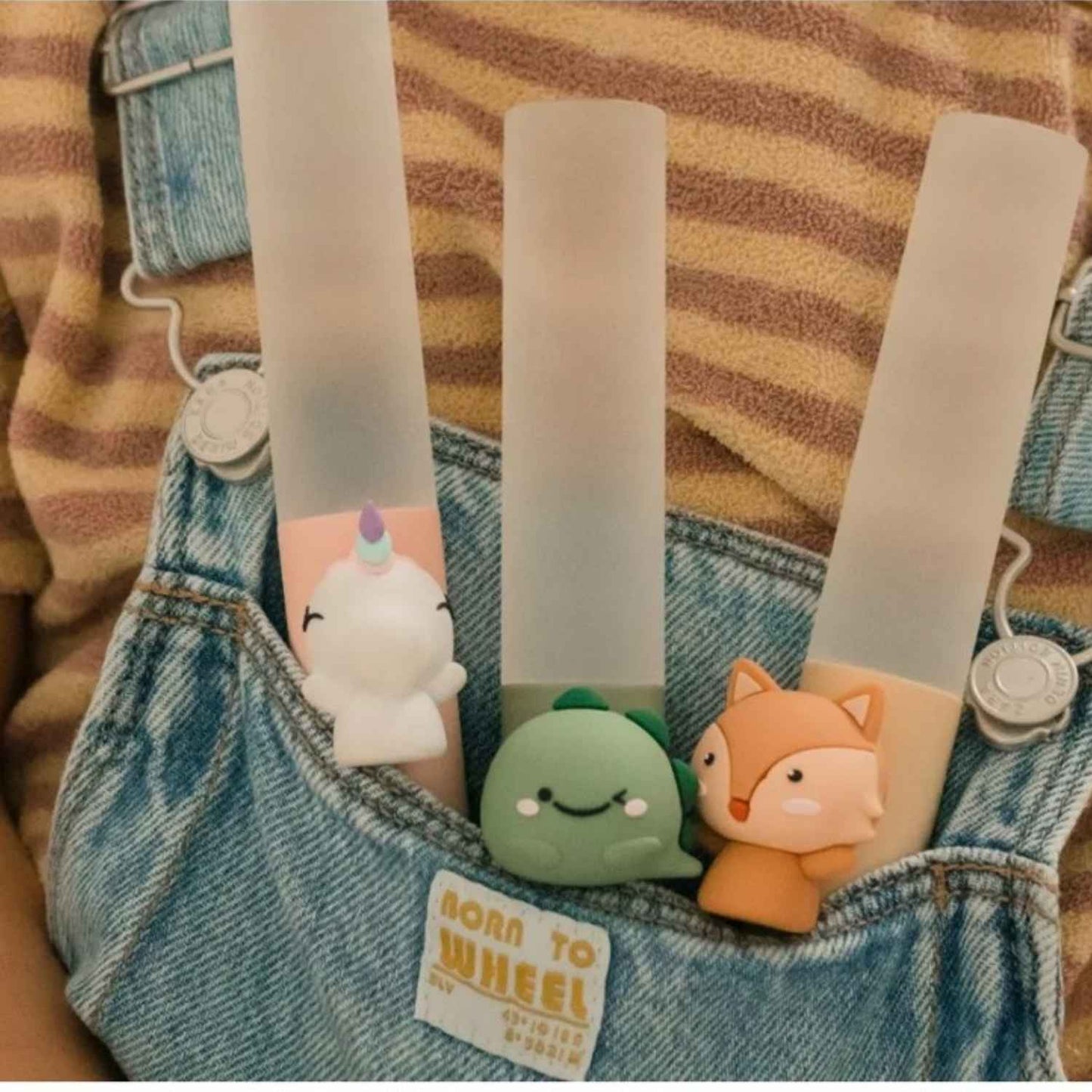 uz Nocturna Dinosaurio 3 en 1 (Portátil y Recargable)

Esta adorable&nbsp;luz nocturna con forma de dinosaurio es el compañero perfecto para la noche. Su diseño proporciona la iluminación ideal para cada momento, desde la relajación hasta la lectura.