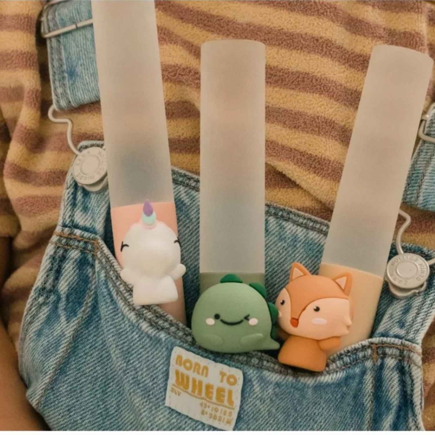 uz Nocturna Dinosaurio 3 en 1 (Portátil y Recargable)

Esta adorable&nbsp;luz nocturna con forma de dinosaurio es el compañero perfecto para la noche. Su diseño proporciona la iluminación ideal para cada momento, desde la relajación hasta la lectura.