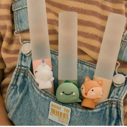 uz Nocturna Dinosaurio 3 en 1 (Portátil y Recargable)

Esta adorable&nbsp;luz nocturna con forma de dinosaurio es el compañero perfecto para la noche. Su diseño proporciona la iluminación ideal para cada momento, desde la relajación hasta la lectura.