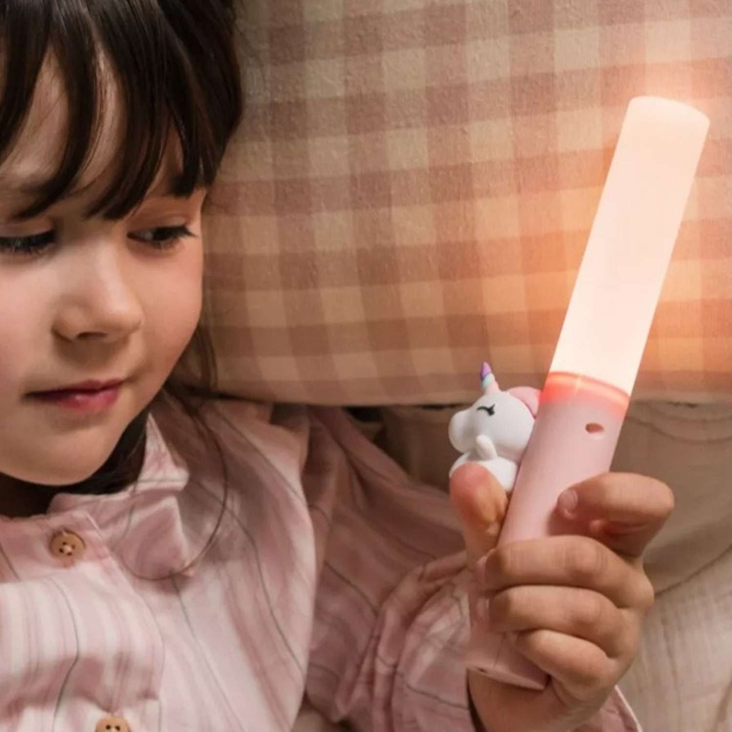 Luz Nocturna Unicornio 3 en 1 (Portátil y Recargable)

Esta mágica&nbsp;luz nocturna con forma de unicornio ofrece seguridad, confort y diversión. Su diseño inteligente&nbsp;adapta a las necesidades de tu hijo, siendo la compañera perfecta para el descanso y el juego nocturno.