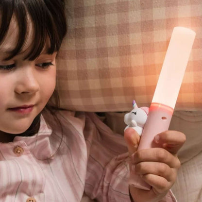Luz Nocturna Unicornio 3 en 1 (Portátil y Recargable)

Esta mágica&nbsp;luz nocturna con forma de unicornio ofrece seguridad, confort y diversión. Su diseño inteligente&nbsp;adapta a las necesidades de tu hijo, siendo la compañera perfecta para el descanso y el juego nocturno.