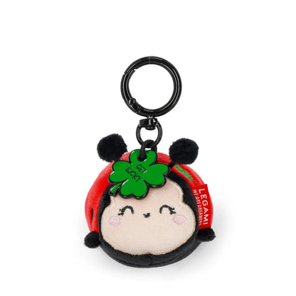 Consigue el Llavero de Peluche Ladybug de Legami. Tacto extra suave, mosquetón de zinc y medalla con mensaje "Get Lucky". El amuleto perfecto para tus llaves o mochila.
