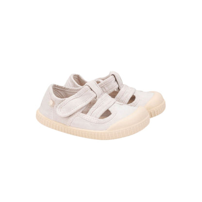 Lona Barefoot Berii BRF Sandalia HIELO – Comodidad y libertad para los pies más inquietos

LasLona Barefoot Berii BRF Sandalia HIELO&nbsp;son la opción perfecta para quienes buscan un calzado respetuoso con el desarrollo natural de los pies infantiles. Diseñadas con el concepto barefoot wide, estas zapatillas de lona ofrecen una puntera amplia, permitiendo que los deditos se muevan con total libertad.
