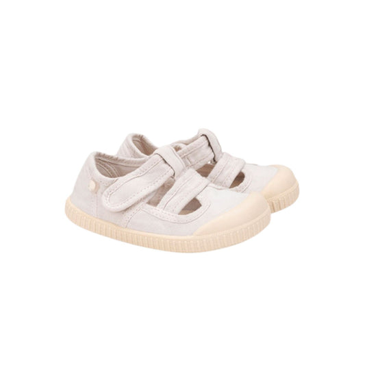 Lona Barefoot Berii BRF Sandalia HIELO – Comodidad y libertad para los pies más inquietos

LasLona Barefoot Berii BRF Sandalia HIELO&nbsp;son la opción perfecta para quienes buscan un calzado respetuoso con el desarrollo natural de los pies infantiles. Diseñadas con el concepto barefoot wide, estas zapatillas de lona ofrecen una puntera amplia, permitiendo que los deditos se muevan con total libertad.
