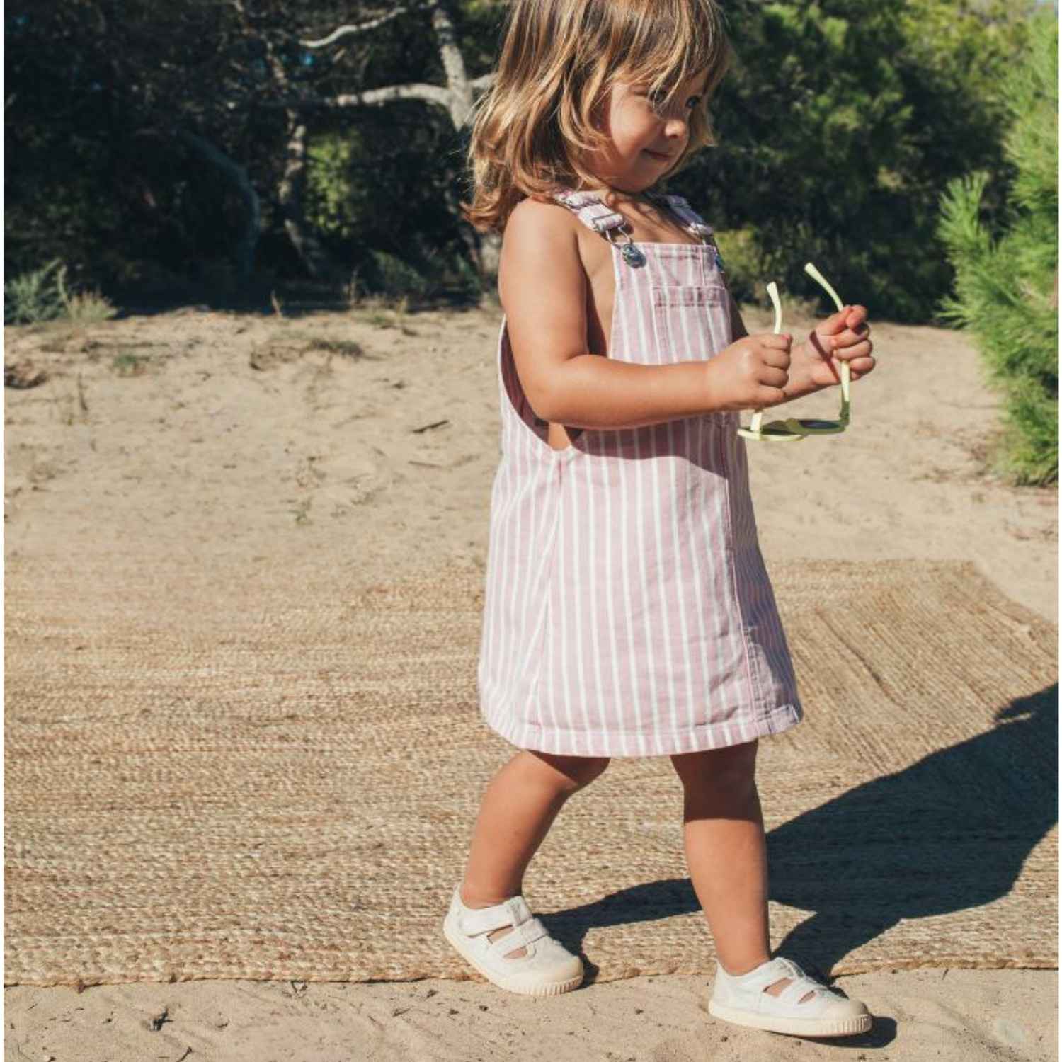 Lona Barefoot Berii BRF Sandalia HIELO – Comodidad y libertad para los pies más inquietos

LasLona Barefoot Berii BRF Sandalia HIELO&nbsp;son la opción perfecta para quienes buscan un calzado respetuoso con el desarrollo natural de los pies infantiles. Diseñadas con el concepto barefoot wide, estas zapatillas de lona ofrecen una puntera amplia, permitiendo que los deditos se muevan con total libertad.

