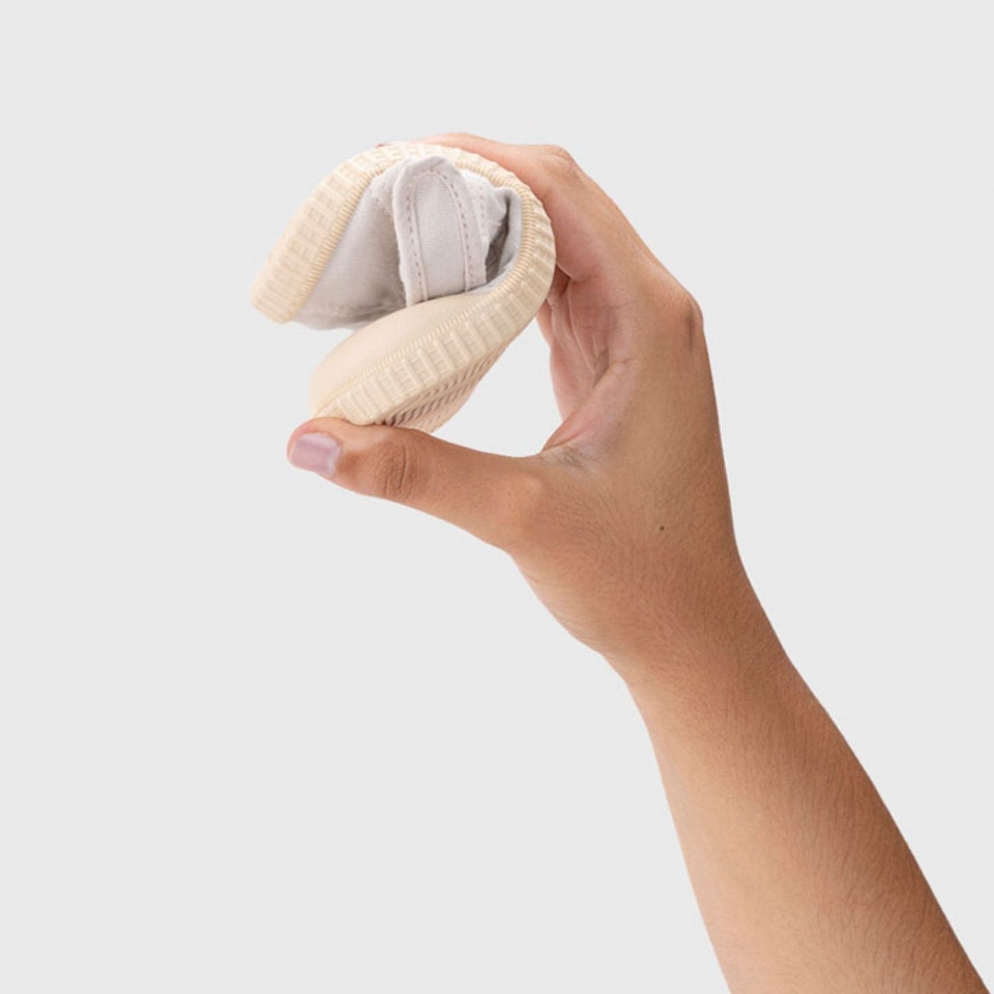 Lona Barefoot Berii BRF Sandalia HIELO – Comodidad y libertad para los pies más inquietos

LasLona Barefoot Berii BRF Sandalia HIELO&nbsp;son la opción perfecta para quienes buscan un calzado respetuoso con el desarrollo natural de los pies infantiles. Diseñadas con el concepto barefoot wide, estas zapatillas de lona ofrecen una puntera amplia, permitiendo que los deditos se muevan con total libertad.
