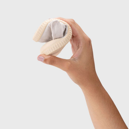 Lona Barefoot Berii BRF Sandalia HIELO – Comodidad y libertad para los pies más inquietos

LasLona Barefoot Berii BRF Sandalia HIELO&nbsp;son la opción perfecta para quienes buscan un calzado respetuoso con el desarrollo natural de los pies infantiles. Diseñadas con el concepto barefoot wide, estas zapatillas de lona ofrecen una puntera amplia, permitiendo que los deditos se muevan con total libertad.
