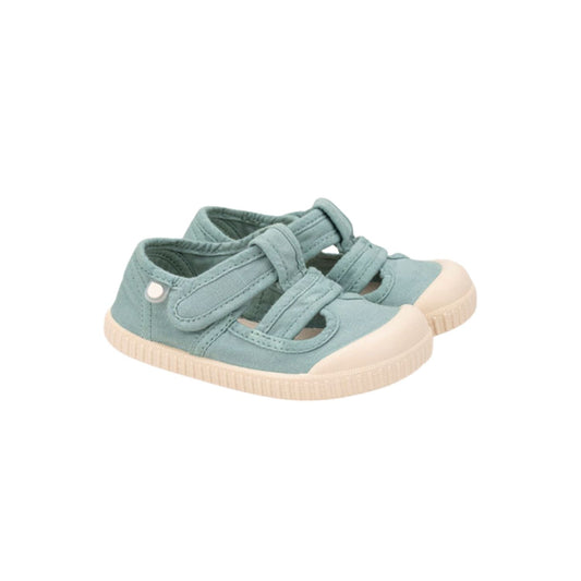 Lona Barefoot Berii BRF Sandalia MATCHA – Comodidad y libertad para los pies más inquietos

LasLona Barefoot Berii BRF Sandalia MATCHA son la opción perfecta para quienes buscan un calzado respetuoso con el desarrollo natural de los pies infantiles. Diseñadas con el concepto barefoot wide, estas zapatillas de lona ofrecen una puntera amplia, permitiendo que los deditos se muevan con total libertad.