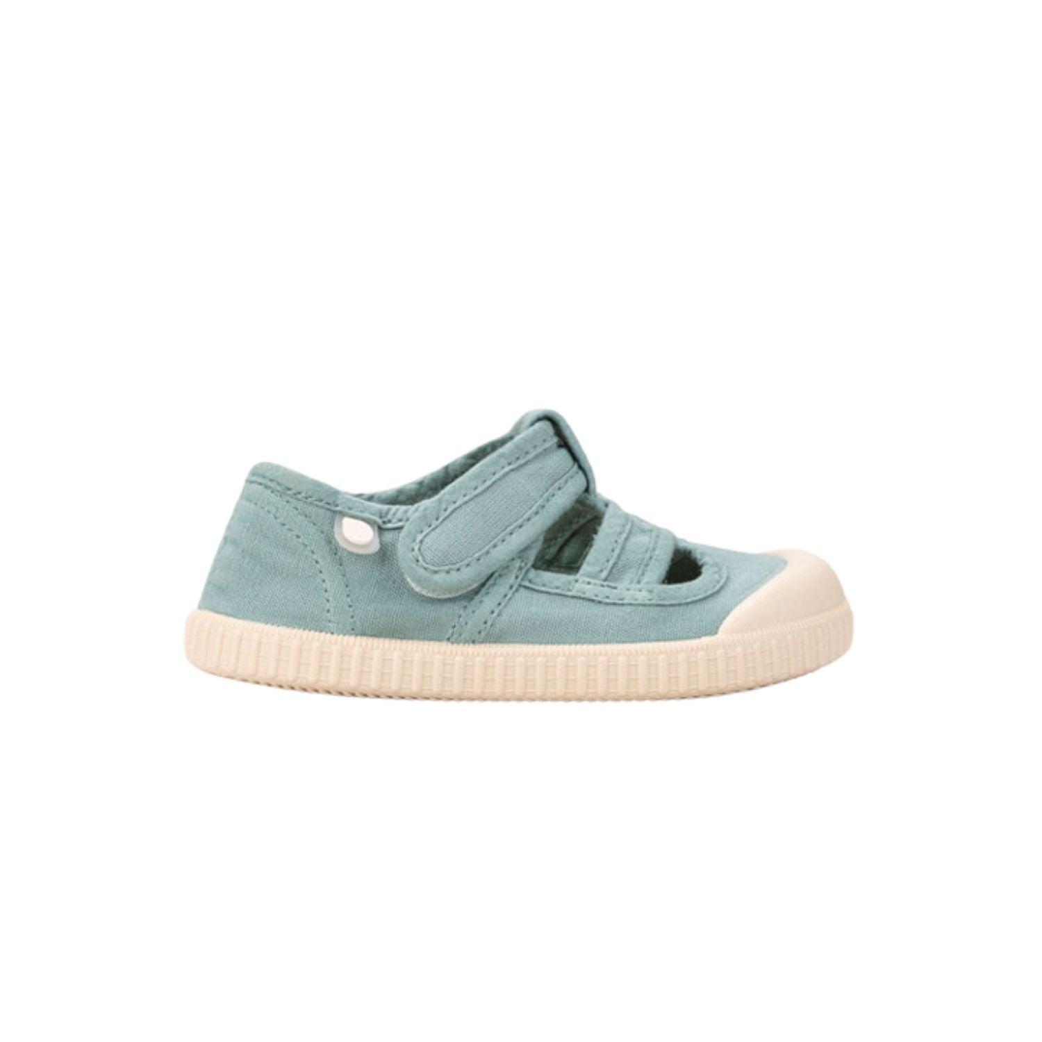 Lona Barefoot Berii BRF Sandalia MATCHA – Comodidad y libertad para los pies más inquietos

LasLona Barefoot Berii BRF Sandalia MATCHA son la opción perfecta para quienes buscan un calzado respetuoso con el desarrollo natural de los pies infantiles. Diseñadas con el concepto barefoot wide, estas zapatillas de lona ofrecen una puntera amplia, permitiendo que los deditos se muevan con total libertad.