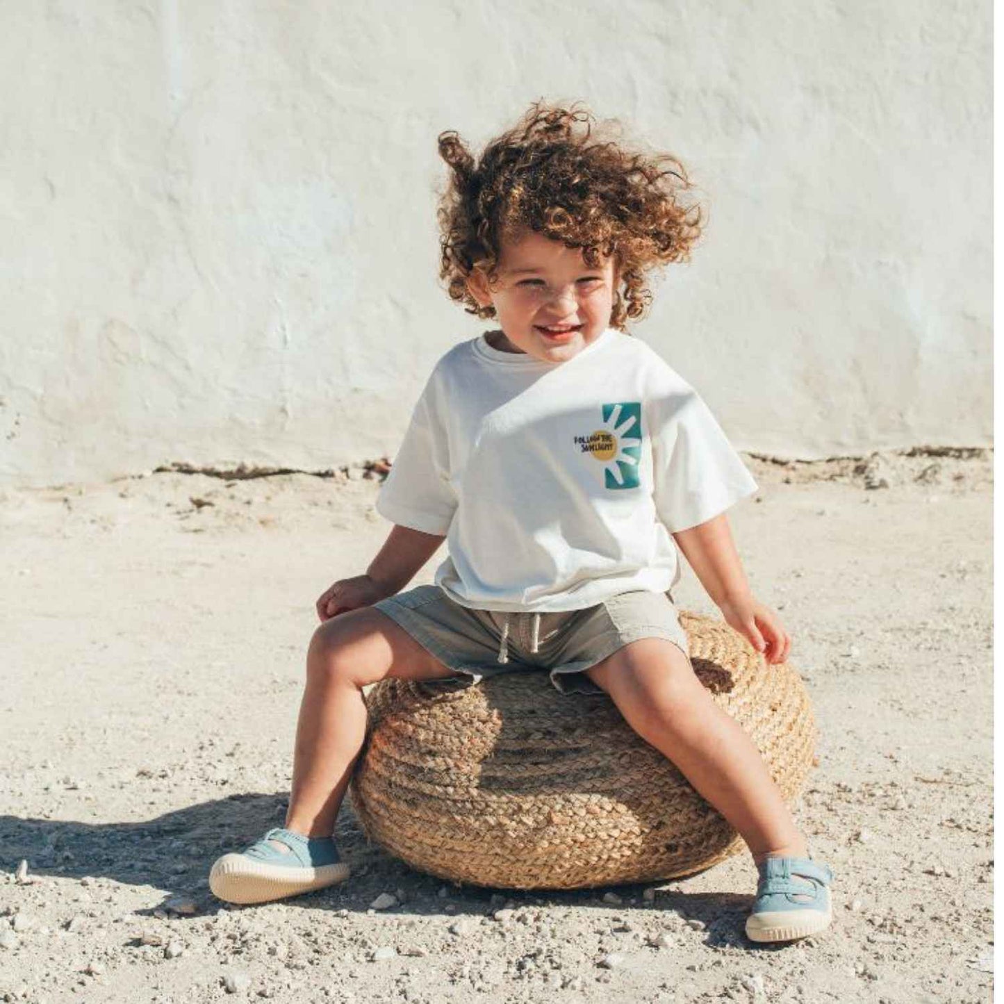 Lona Barefoot Berii BRF Sandalia MATCHA – Comodidad y libertad para los pies más inquietos

LasLona Barefoot Berii BRF Sandalia MATCHA son la opción perfecta para quienes buscan un calzado respetuoso con el desarrollo natural de los pies infantiles. Diseñadas con el concepto barefoot wide, estas zapatillas de lona ofrecen una puntera amplia, permitiendo que los deditos se muevan con total libertad.