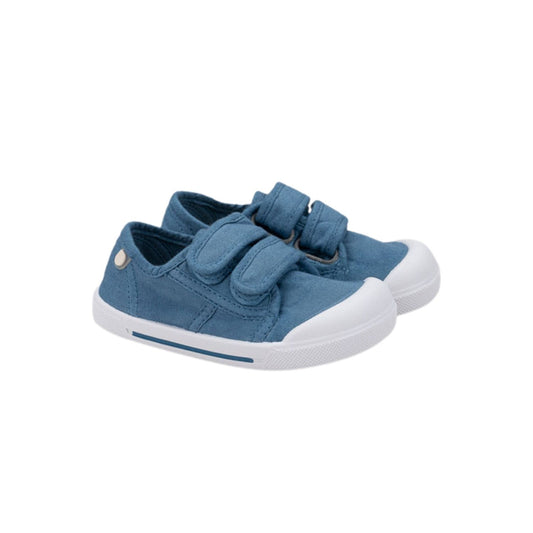 Lona Barefoot Canvas V Jeans – Comodidad y libertad para los pies más inquietos

Las Lona Barefoot Canvas V Jeans son la opción perfecta para quienes buscan un calzado respetuoso con el desarrollo natural de los pies infantiles. Diseñadas con el concepto barefoot wide, estas zapatillas de lona ofrecen una puntera amplia, permitiendo que los deditos se muevan con total libertad.