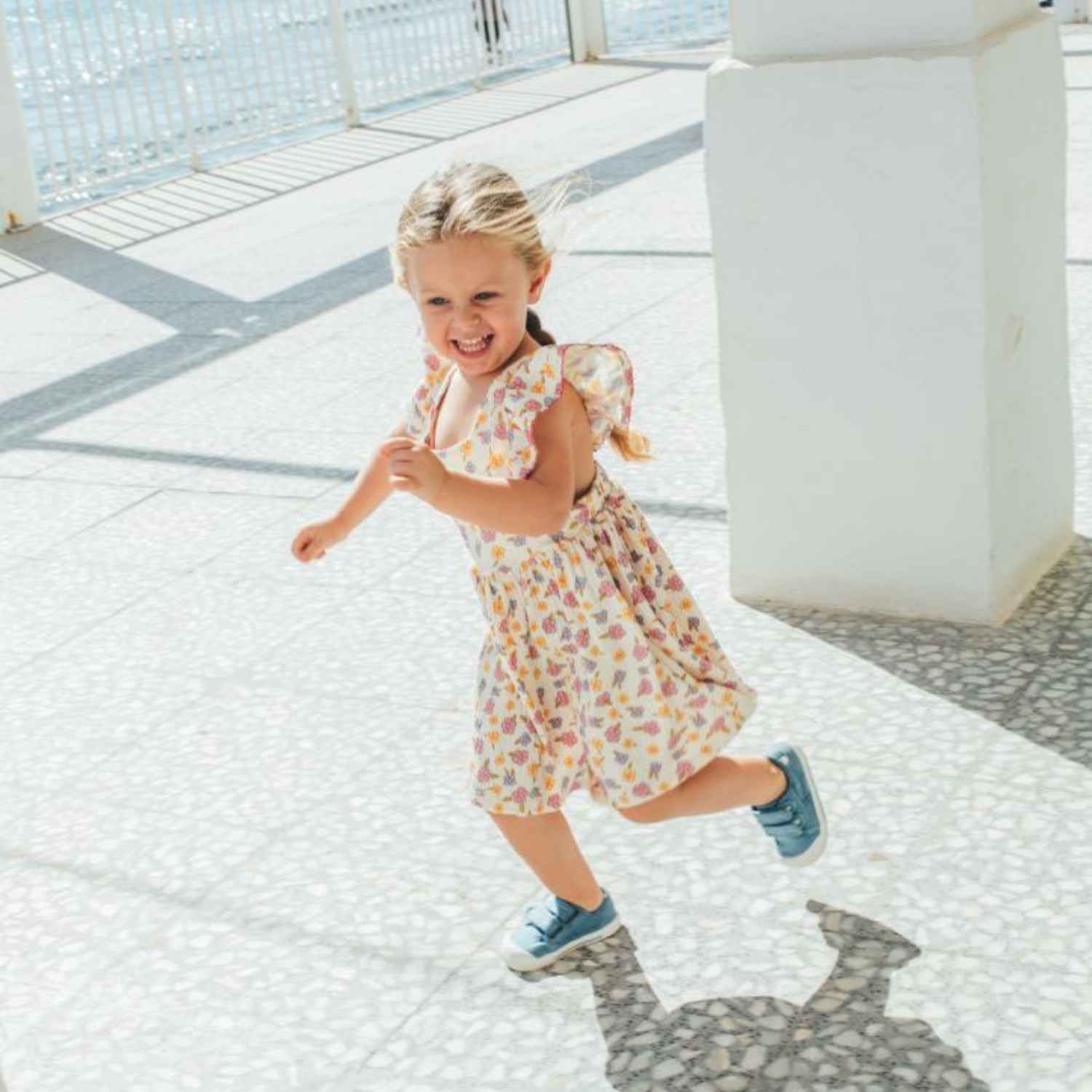 Lona Barefoot Canvas V Jeans – Comodidad y libertad para los pies más inquietos

Las Lona Barefoot Canvas V Jeans son la opción perfecta para quienes buscan un calzado respetuoso con el desarrollo natural de los pies infantiles. Diseñadas con el concepto barefoot wide, estas zapatillas de lona ofrecen una puntera amplia, permitiendo que los deditos se muevan con total libertad.