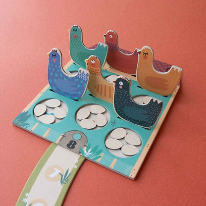 🐔 Cluck, cluck! Pocket: ¡Rescata el gallinero en equipo!

Primer Juego Cooperativo: Ideal para introducir a peques desde los 3 años en el trabajo en equipo y el respeto de turnos.

Aprendizaje Lúdico: Ayuda a familiarizarse con los números y la toma de decisiones básicas de forma divertida.

Versión de Viaje: Formato de bolsillo sostenible, perfecto para llevar la diversión a cualquier parte estas Navidades.