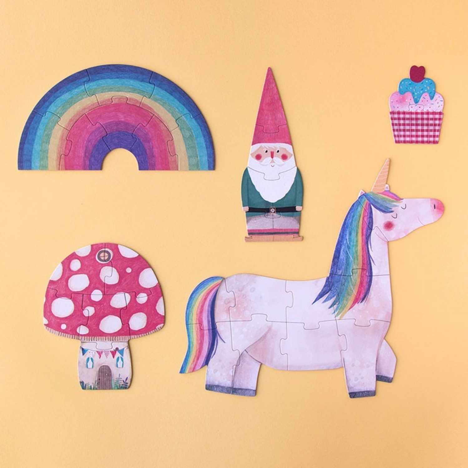 Puzzle Happy Birthday Unicorn de Londji! Este set de puzzles para niños pequeños es la herramienta ideal para introducir a los más curiosos en el mundo de los rompecabezas. A través de sus piezas de gran calidad, los niños acompañarán al unicornio y al duende en una aventura inolvidable.