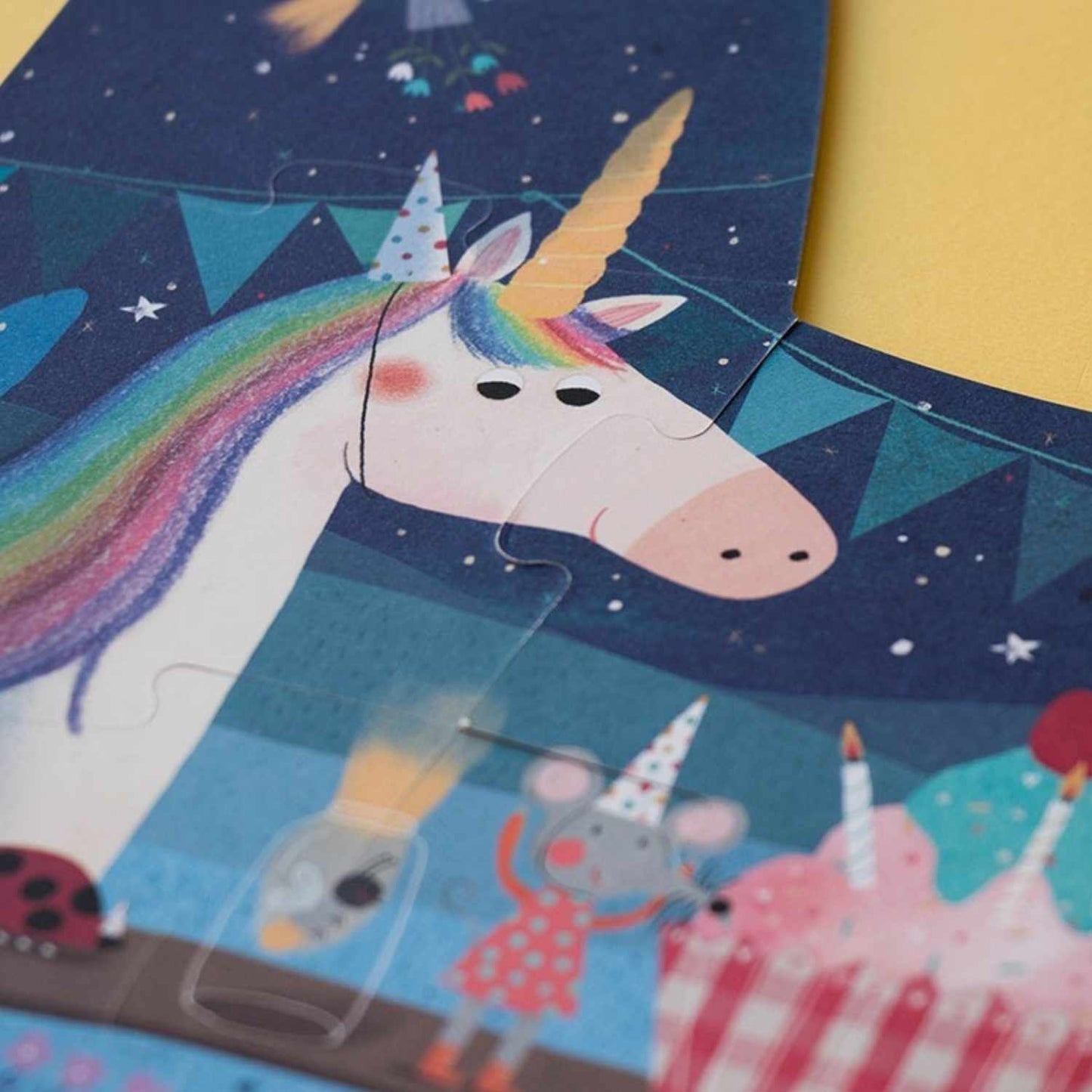  Puzzle Happy Birthday Unicorn de Londji! Este set de puzzles para niños pequeños es la herramienta ideal para introducir a los más curiosos en el mundo de los rompecabezas. A través de sus piezas de gran calidad, los niños acompañarán al unicornio y al duende en una aventura inolvidable.