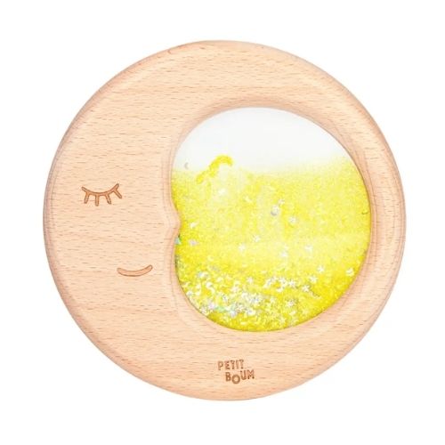 La Luna Sensorial Sensory Moon es mucho más que un simple juguete: es una invitación a soñar. Con su delicado diseño en madera de haya natural, esta luna mágica cautiva a los más pequeños con su suave brillo y los pigmentos que se agitan en su interior, creando un espectáculo visual que favorece el seguimiento ocular y promueve un estado de calma y concentración.