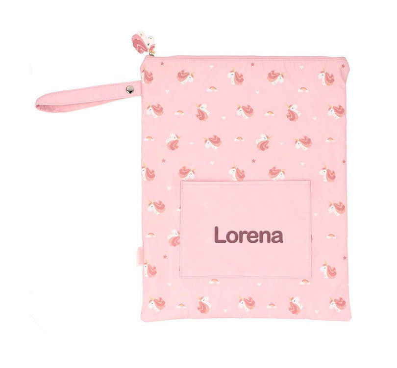 la Bolsa Impermeable MAGICAL UNICORN Personalizable de Tutete es justo lo que necesitas.   Esta bolsa es perfecta para llevar la muda de recambio a la escuela infantil o para guardar la ropa mojada o manchada después de una clase de natación PERSONALIZADA HILO ROSA