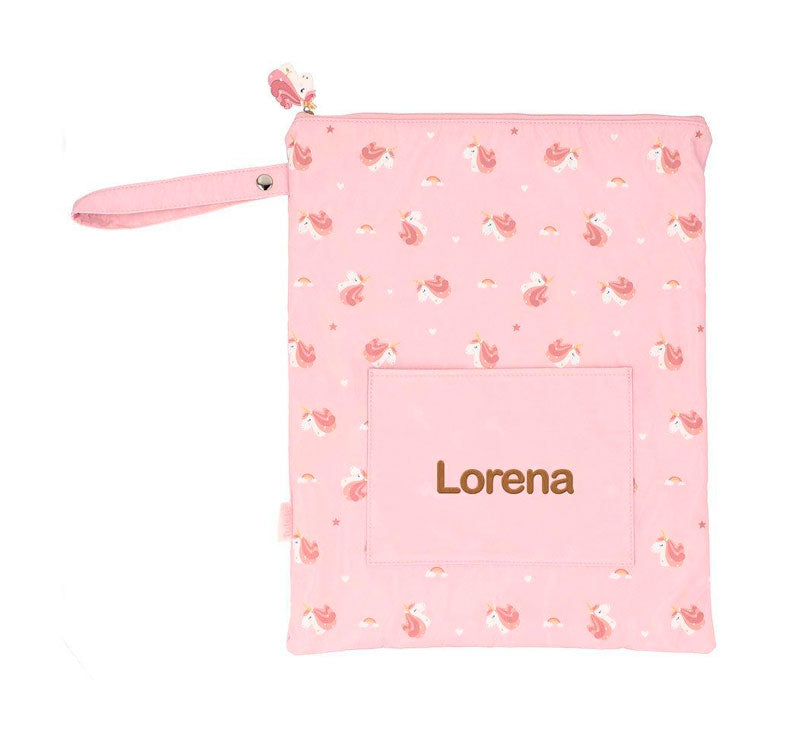 la Bolsa Impermeable MAGICAL UNICORN Personalizable de Tutete es justo lo que necesitas.   Esta bolsa es perfecta para llevar la muda de recambio a la escuela infantil o para guardar la ropa mojada o manchada después de una clase de natación PERSONALIZADA HILO MOSTAZA