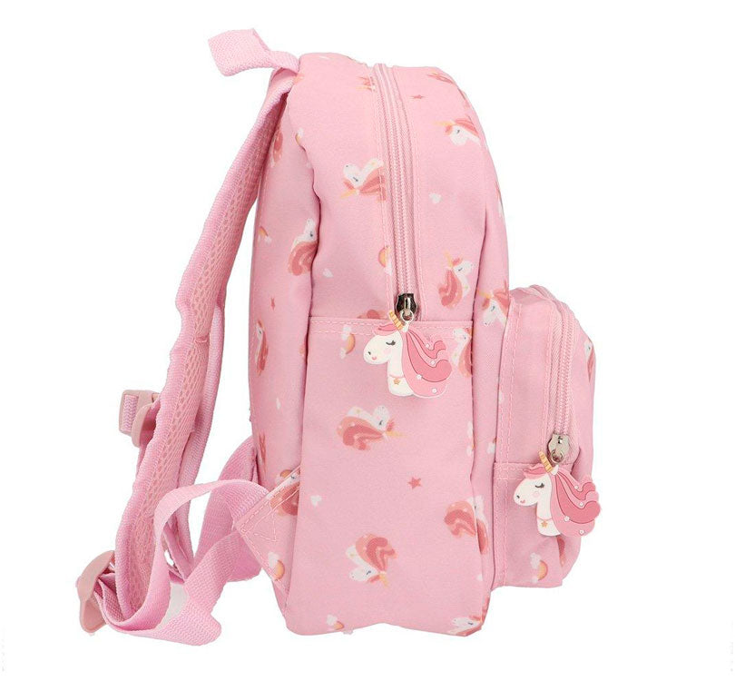 vista lateral Mochila Infantil Magical Unicorn Personalizable es perfecta para esos pequeños aventureros en su regreso a clases!&nbsp; esta mochila es un must-have para llevar a la escuela.&nbsp;  ¿Por qué son ideales para tu peque? El tamaño pequeño es perfecto para llevar una muda y puede ser personalizado con su nombre. Además, cuenta con un bolsillo frontal para llevar cómodamente su juguete favorito.