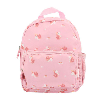 Mochila Infantil Magical Unicorn Personalizable es perfecta para esos pequeños aventureros en su regreso a clases!; esta mochila es un must-have para llevar a la escuela.&nbsp;  ¿Por qué son ideales para tu peque? El tamaño pequeño es perfecto para llevar una muda y puede ser personalizado con su nombre. Además, cuenta con un bolsillo frontal para llevar cómodamente su juguete favorito.