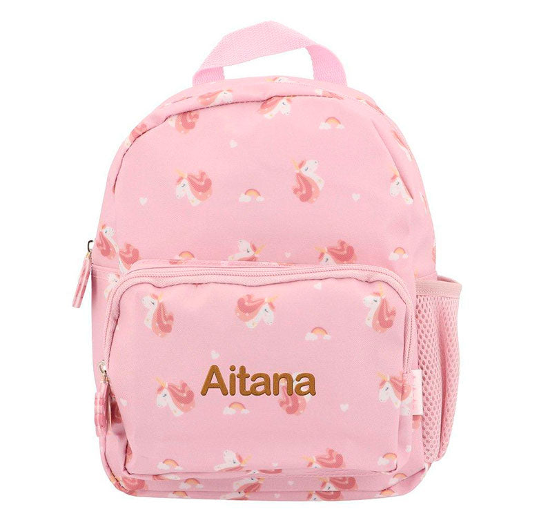 personalizacion hilo mostaza Mochila Infantil Magical Unicorn Personalizable es perfecta para esos pequeños aventureros en su regreso a clases!&nbsp; esta mochila es un must-have para llevar a la escuela.&nbsp;  ¿Por qué son ideales para tu peque? El tamaño pequeño es perfecto para llevar una muda y puede ser personalizado con su nombre. Además, cuenta con un bolsillo frontal para llevar cómodamente su juguete favorito.