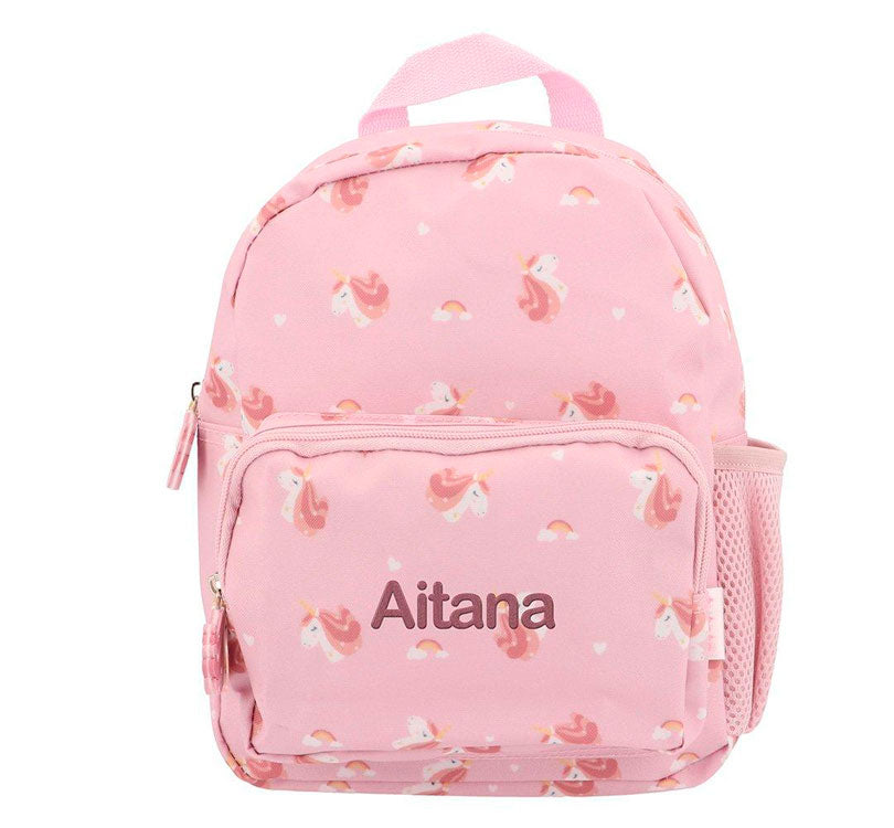 Mochila Infantil Magical Unicorn Personalizable es perfecta para esos pequeños aventureros en su regreso a clases!&nbsp; esta mochila es un must-have para llevar a la escuela.&nbsp;  ¿Por qué son ideales para tu peque? El tamaño pequeño es perfecto para llevar una muda y puede ser personalizado con su nombre. Además, cuenta con un bolsillo frontal para llevar cómodamente su juguete favorito. personalizacion hilo rosa