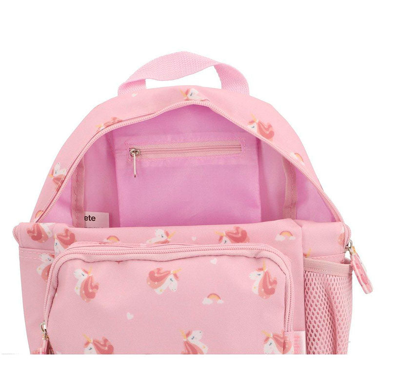 Mochila Infantil Magical Unicorn Personalizable es perfecta para esos pequeños aventureros en su regreso a clases!&nbsp; esta mochila es un must-have para llevar a la escuela.&nbsp;  ¿Por qué son ideales para tu peque? El tamaño pequeño es perfecto para llevar una muda y puede ser personalizado con su nombre. Además, cuenta con un bolsillo frontal para llevar cómodamente su juguete favorito. vista interior