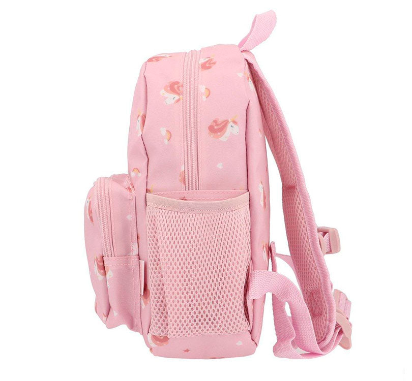 vista lateral Mochila Infantil Magical Unicorn Personalizable es perfecta para esos pequeños aventureros en su regreso a clases!&nbsp; esta mochila es un must-have para llevar a la escuela.&nbsp;  ¿Por qué son ideales para tu peque? El tamaño pequeño es perfecto para llevar una muda y puede ser personalizado con su nombre. Además, cuenta con un bolsillo frontal para llevar cómodamente su juguete favorito.