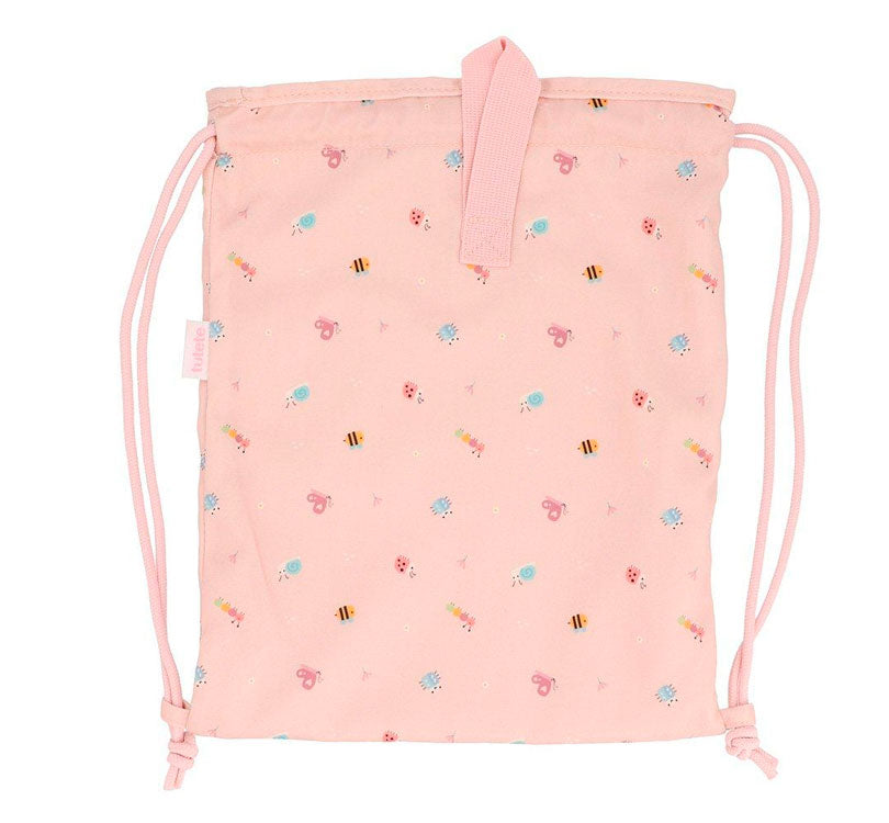 mochila saco ligera! Perfecta para llevar el almuerzo a la escuela o la muda de recambio.  Confeccionada con 100% poliéster, esta mochila tiene un tamaño ideal: alto 34.5cm x ancho 27.5cm. Cuenta con un práctico asa de cordón en los laterales y se puede lavar a máquina sin problemas MARCA TUTETE MOCHILA SACO BUGS TRASERA