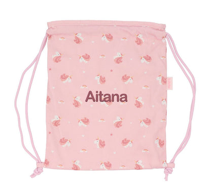  mochila saco ligera! Perfecta para llevar el almuerzo a la escuela o la muda de recambio.  Confeccionada con 100% poliéster, esta mochila tiene un tamaño ideal: alto 34.5cm x ancho 27.5cm. Cuenta con un práctico asa de cordón en los laterales y se puede lavar a máquina sin problemas. Descubre nuestra colección de MAGICAL UNICORN con estampados divertidos de UNICORNIOS  hilo