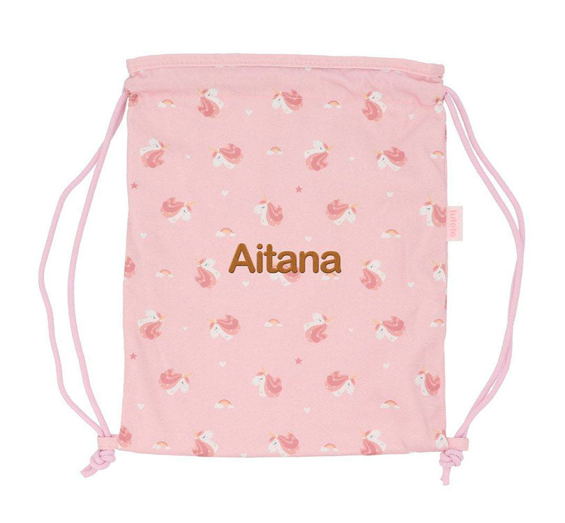  mochila saco ligera! Perfecta para llevar el almuerzo a la escuela o la muda de recambio.  Confeccionada con 100% poliéster, esta mochila tiene un tamaño ideal: alto 34.5cm x ancho 27.5cm. Cuenta con un práctico asa de cordón en los laterales y se puede lavar a máquina sin problemas. Descubre nuestra colección de MAGICAL UNICORN con estampados divertidos de UNICORNIOS  mostaza