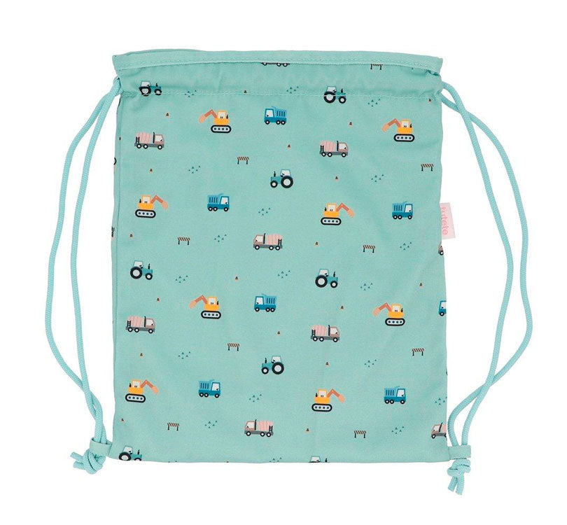 MOCHILA SACO TELA MODELO TRUCJ¡KS TUTETE nuestra mochila saco ligera! Perfecta para llevar el almuerzo a la escuela o la muda de recambio.  Confeccionada con 100% poliéster, esta mochila tiene un tamaño ideal: alto 34.5cm x ancho 27.5cm. Cuenta con un práctico asa de cordón en los laterales y se puede lavar a máquina sin problemas