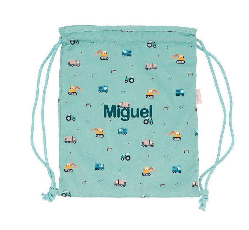 MOCHILA SACO TELA MODELO TRUCJ¡KS TUTETE nuestra mochila saco ligera! Perfecta para llevar el almuerzo a la escuela o la muda de recambio.  Confeccionada con 100% poliéster, esta mochila tiene un tamaño ideal: alto 34.5cm x ancho 27.5cm. Cuenta con un práctico asa de cordón en los laterales y se puede lavar a máquina sin problemas PERSONALIZACION