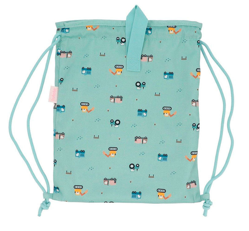 MOCHILA SACO TELA MODELO TRUCJ¡KS TUTETE nuestra mochila saco ligera! Perfecta para llevar el almuerzo a la escuela o la muda de recambio.  Confeccionada con 100% poliéster, esta mochila tiene un tamaño ideal: alto 34.5cm x ancho 27.5cm. Cuenta con un práctico asa de cordón en los laterales y se puede lavar a máquina sin problemas TRASERA