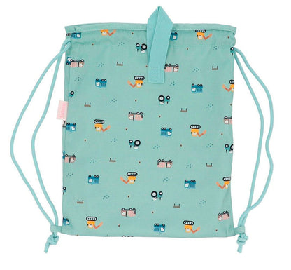 MOCHILA SACO TELA MODELO TRUCJ¡KS TUTETE nuestra mochila saco ligera! Perfecta para llevar el almuerzo a la escuela o la muda de recambio.  Confeccionada con 100% poliéster, esta mochila tiene un tamaño ideal: alto 34.5cm x ancho 27.5cm. Cuenta con un práctico asa de cordón en los laterales y se puede lavar a máquina sin problemas TRASERA