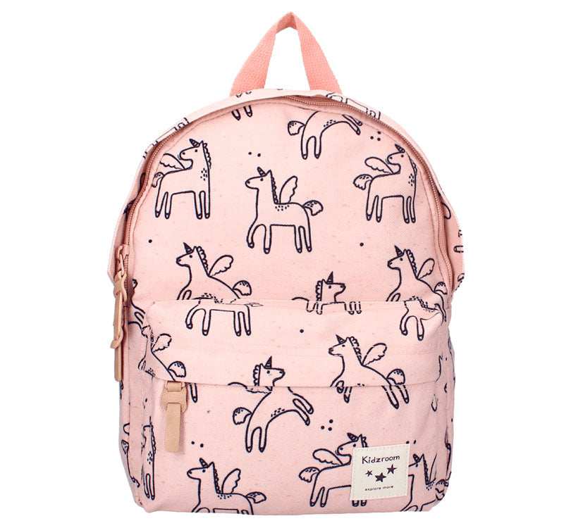 Mochila infantil UNICORNIOS Kidzroom! Con un diseño inspirado en dibujos nórdicos de UNIORNIOS en un hermoso color ROSA SUAVE, esta mochila es perfecta para cualquier día de la semana y plan, desde ir a la escuela hasta excursiones y una noche de aventura con los abuelos.&nbsp;  La mochila consta de dos bolsillos, uno grande y otro más pequeño en el exterior, mientras que el bolsillo principal tiene un compartimento para llevar la botella de agua y una etiqueta para poner el nombre. VISTA FRONTAL