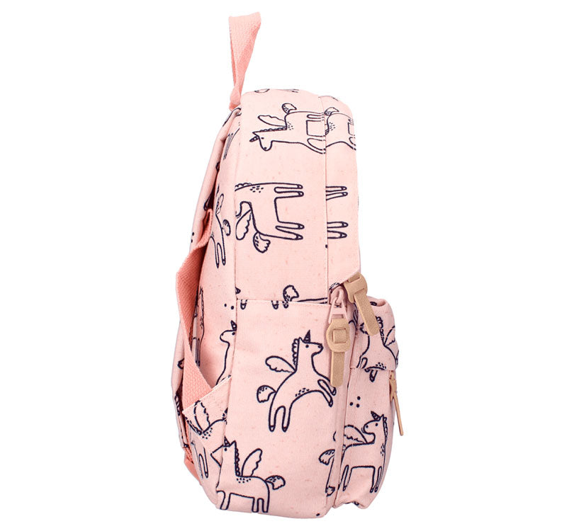 Mochila infantil UNICORNIOS Kidzroom! Con un diseño inspirado en dibujos nórdicos de UNIORNIOS en un hermoso color ROSA SUAVE, esta mochila es perfecta para cualquier día de la semana y plan, desde ir a la escuela hasta excursiones y una noche de aventura con los abuelos.&nbsp;  La mochila consta de dos bolsillos, uno grande y otro más pequeño en el exterior, mientras que el bolsillo principal tiene un compartimento para llevar la botella de agua y una etiqueta para poner el nombre. VISTA LATERAL 