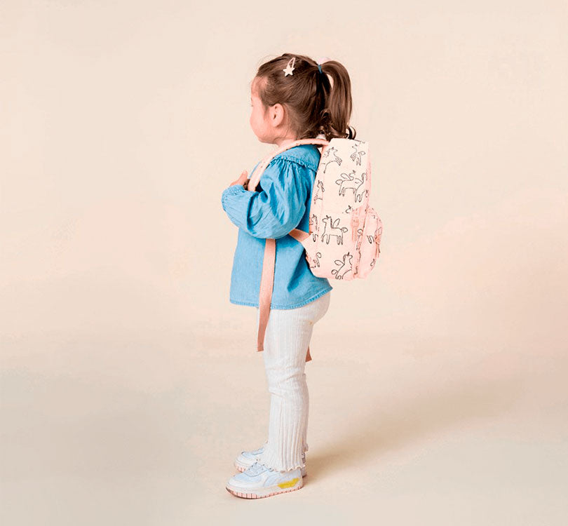 Mochila infantil UNICORNIOS Kidzroom! Con un diseño inspirado en dibujos nórdicos de UNIORNIOS en un hermoso color ROSA SUAVE, esta mochila es perfecta para cualquier día de la semana y plan, desde ir a la escuela hasta excursiones y una noche de aventura con los abuelos.&nbsp;  La mochila consta de dos bolsillos, uno grande y otro más pequeño en el exterior, mientras que el bolsillo principal tiene un compartimento para llevar la botella de agua y una etiqueta para poner el nombre. LIFESTYL