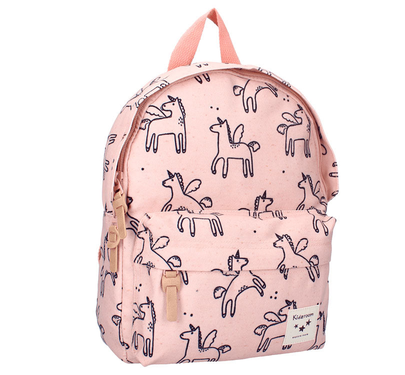 Mochila infantil UNICORNIOS Kidzroom! Con un diseño inspirado en dibujos nórdicos de UNIORNIOS en un hermoso color ROSA SUAVE, esta mochila es perfecta para cualquier día de la semana y plan, desde ir a la escuela hasta excursiones y una noche de aventura con los abuelos.&nbsp;  La mochila consta de dos bolsillos, uno grande y otro más pequeño en el exterior, mientras que el bolsillo principal tiene un compartimento para llevar la botella de agua y una etiqueta para poner el nombre.