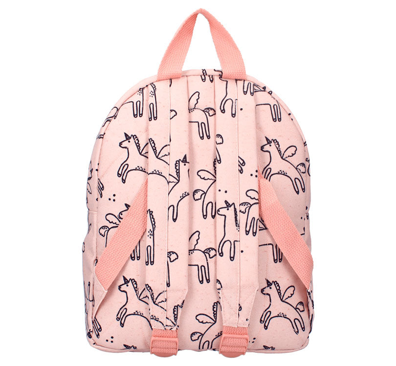 Mochila infantil UNICORNIOS Kidzroom! Con un diseño inspirado en dibujos nórdicos de UNIORNIOS en un hermoso color ROSA SUAVE, esta mochila es perfecta para cualquier día de la semana y plan, desde ir a la escuela hasta excursiones y una noche de aventura con los abuelos.&nbsp;  La mochila consta de dos bolsillos, uno grande y otro más pequeño en el exterior, mientras que el bolsillo principal tiene un compartimento para llevar la botella de agua y una etiqueta para poner el nombre. VISTA TRASERA