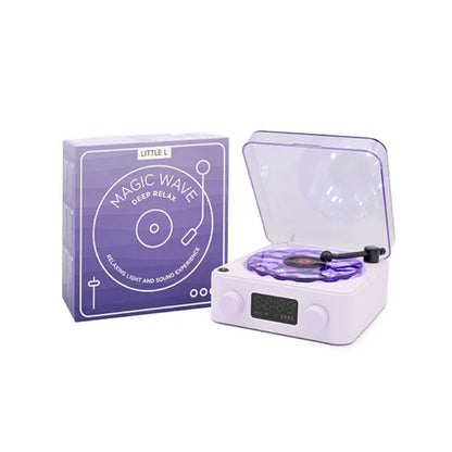 Redescubre la desconexión con el&nbsp;Magic Wave, el altavoz que une el encanto de un tocadiscos clásico con la tecnología moderna de bienestar. Es mucho más que un reproductor: es una herramienta diseñada para recargar tus pilas mentales y emocionales.