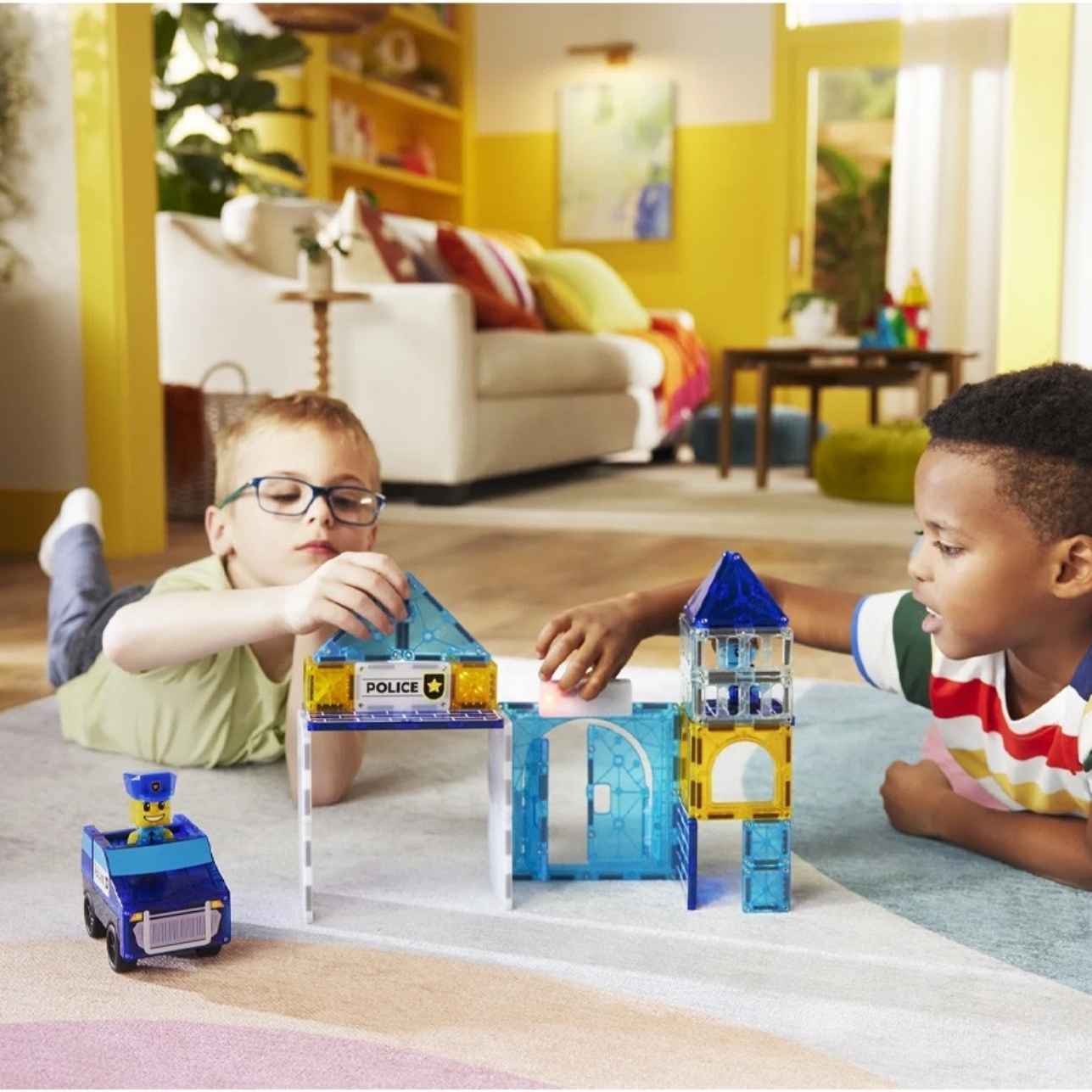 🚓 Magna-Tiles® Police Station | Set de Construcción Magnética – 35 piezas

¡Luces, sirenas… y mucha imaginación! Con el set Magna-Tiles® Police Station, los peques podrán construir su propia comisaría y dar vida a emocionantes aventuras en la ciudad. Este set de 35 piezas magnéticas está diseñado para fomentar el juego simbólico, el pensamiento creativo y el aprendizaje a través de la exploración libre.