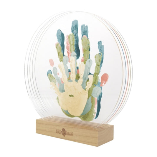 Reserva el Marco de Huellas de Familia de Petit Artichaut en Mano de Santa. Incluye paneles de plexiglás y pinturas para crear una obra única. Envío a partir del 2 de marzo.