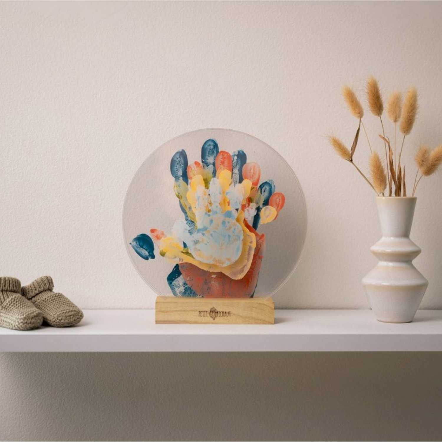     Reserva el Marco de Huellas de Familia de Petit Artichaut en Mano de Santa. Incluye paneles de plexiglás y pinturas para crear una obra única. Envío a partir del 2 de marzo.