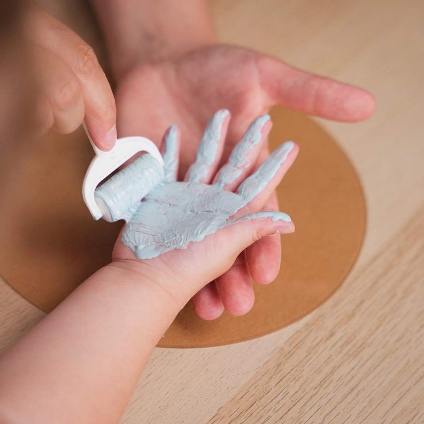 Reserva el Marco de Huellas de Familia de Petit Artichaut en Mano de Santa. Incluye paneles de plexiglás y pinturas para crear una obra única. Envío a partir del 2 de marzo.